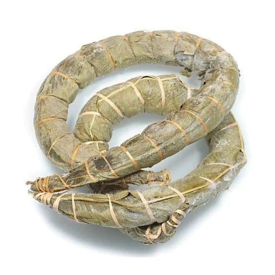 Bobolo Kamerun, Gekochter Maniok, Afrikanisches Gericht, Kamerun Spezialität, Maniokrolle